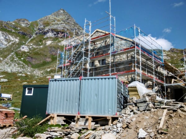 2018Im Sommer 2018 wurde die Hütte unter Beibehaltung ihrer Außenarchitektur aufgestockt und im Inneren von Grund auf renoviert. Dieser Umbau verfolgte zwei Ziele: die SAC-Standards zu erreichen und die Umweltstandards für die Abwasseraufbereitung zu erfüllen.Die Hütte wurde am 5. Juli 2019 eingeweiht.